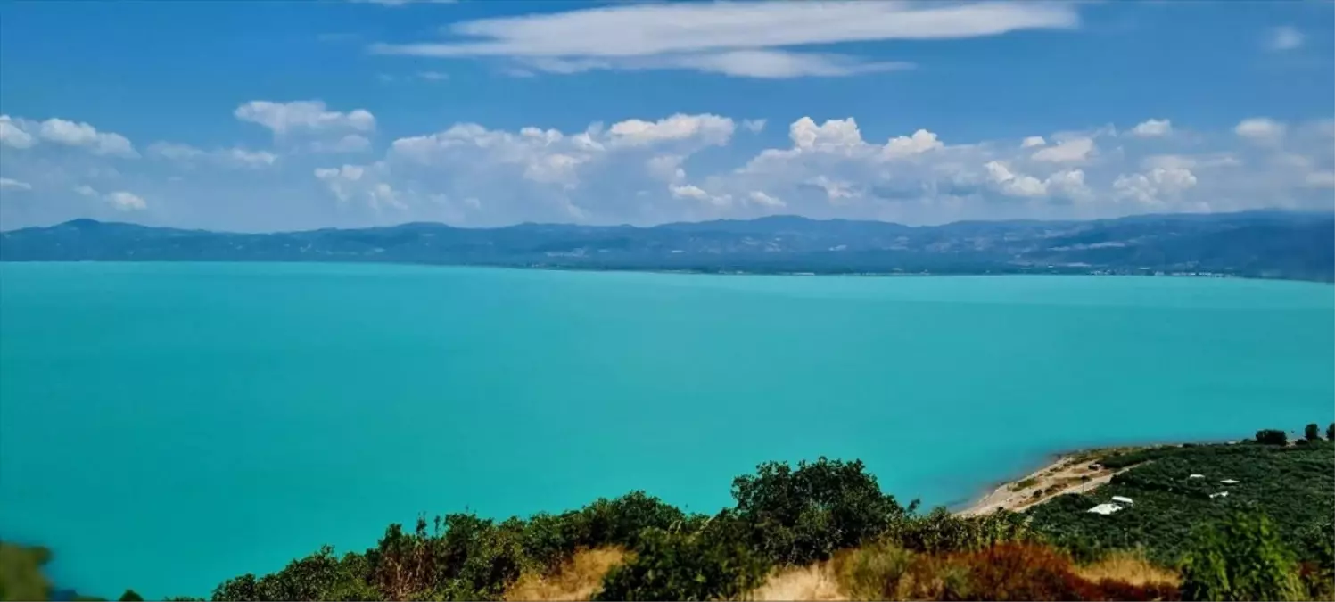 İznik Gölü Alg Patlaması Sonucu Turkuaz Görünüme Kavuştu