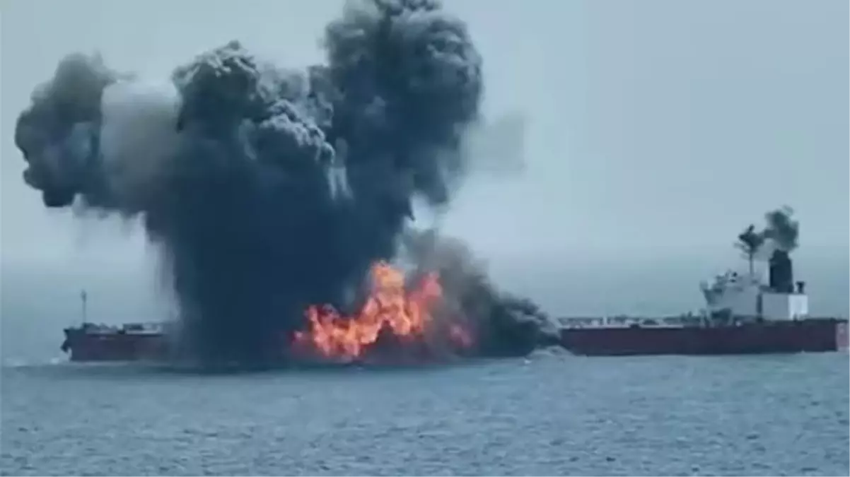 Kızıldeniz'de Husi saldırısına uğrayan petrol tankerinde büyük patlama meydana geldi