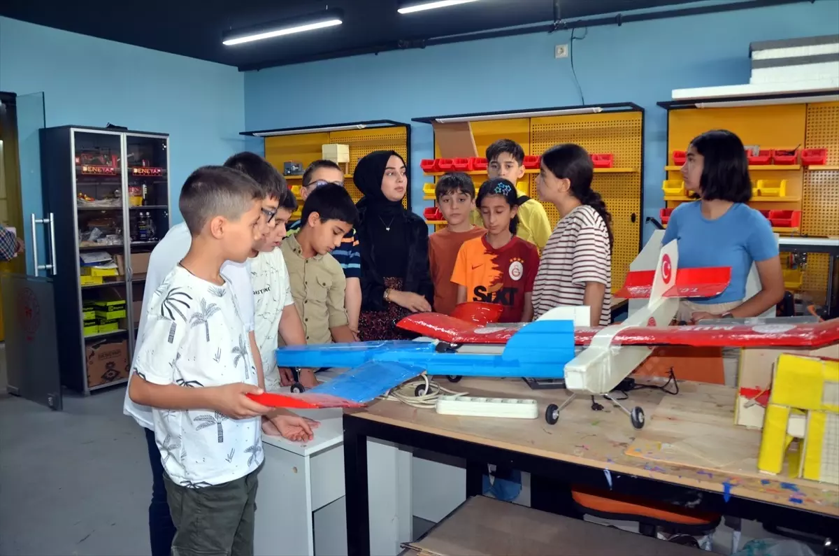 Muş'ta çocuklara model uçak eğitimi veriliyor