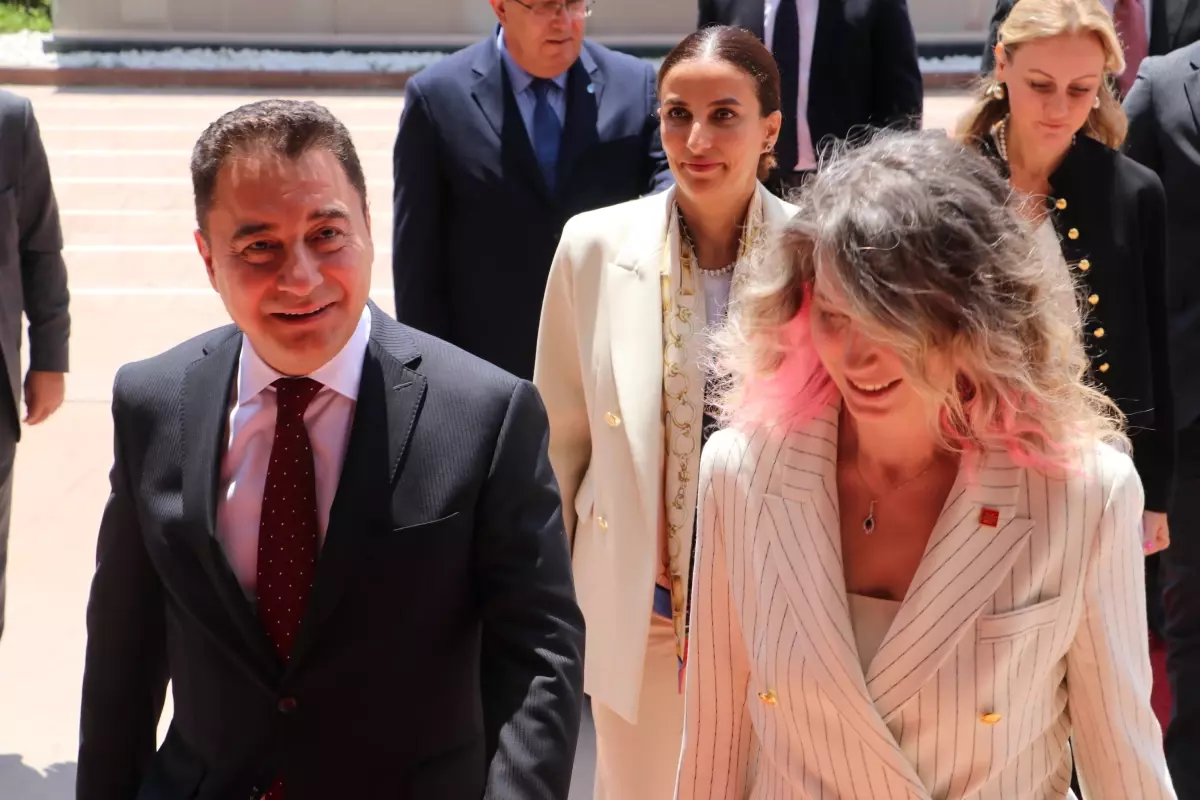 CHP Genel Başkanı Özgür Özel: Hayvan Hakları Yasası'nda Kırmızı Alarmdayız