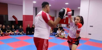14 Yaşındaki Dürdane Huy Türkiye Kick Boks Şampiyonası'nda Şampiyon Oldu
