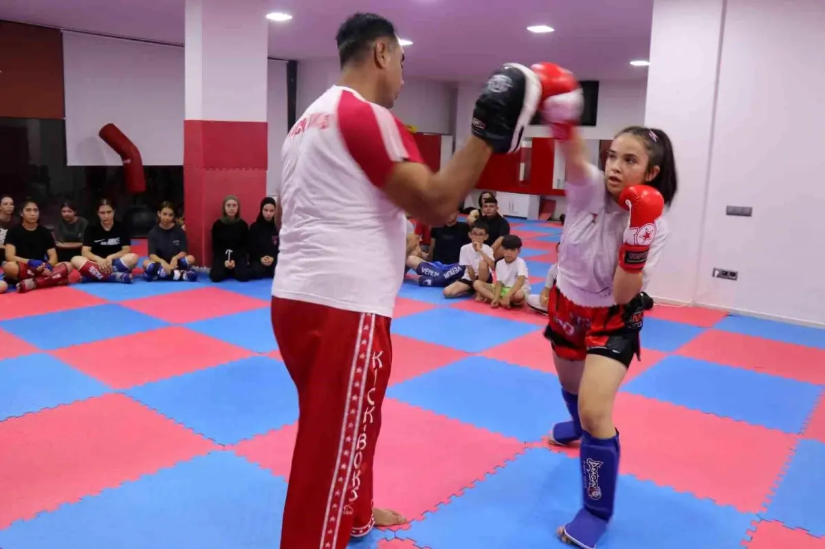14 Yaşındaki Dürdane Huy Türkiye Kick Boks Şampiyonası'nda Şampiyon Oldu