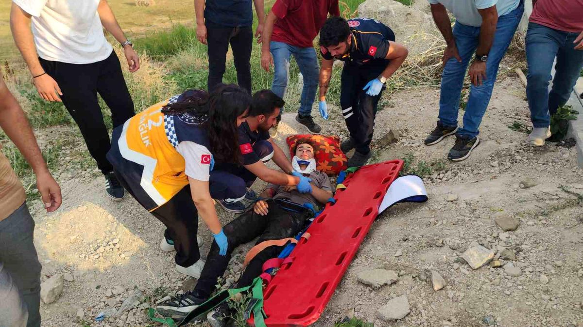 Van'da motosiklet kaza yaptı, sürücü yaralandı