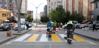 Van'da yaya geçitlerine Kürtçe uyarı yazıları yazılıyor