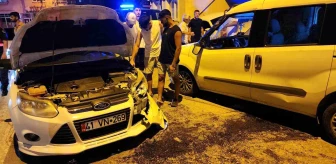 Yalova'da hafif ticari araç park halindeki otomobillere çarptı