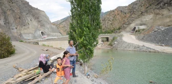 Yusufeli Barajı'nın suları altında kalan köyde balık tutma keyfi