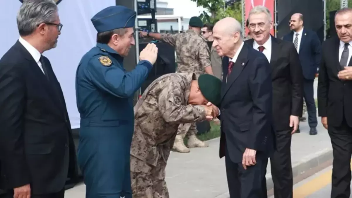 Bahçeli'nin elini öptüğü için tartışılan Özel Harekat Başkanı Karadeniz sessizliğini bozdu