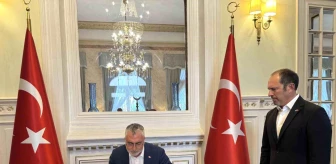 Çalışma ve Sosyal Güvenlik Bakanı Vedat Işıkhan Romanya'da Türkiye'nin Bükreş Büyükelçiliğini ziyaret etti