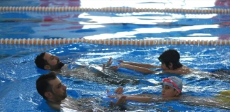 Güneydoğu Anadolu Bölgesi'nde Çocuklar Yüzme Öğreniyor ve Serinliyor