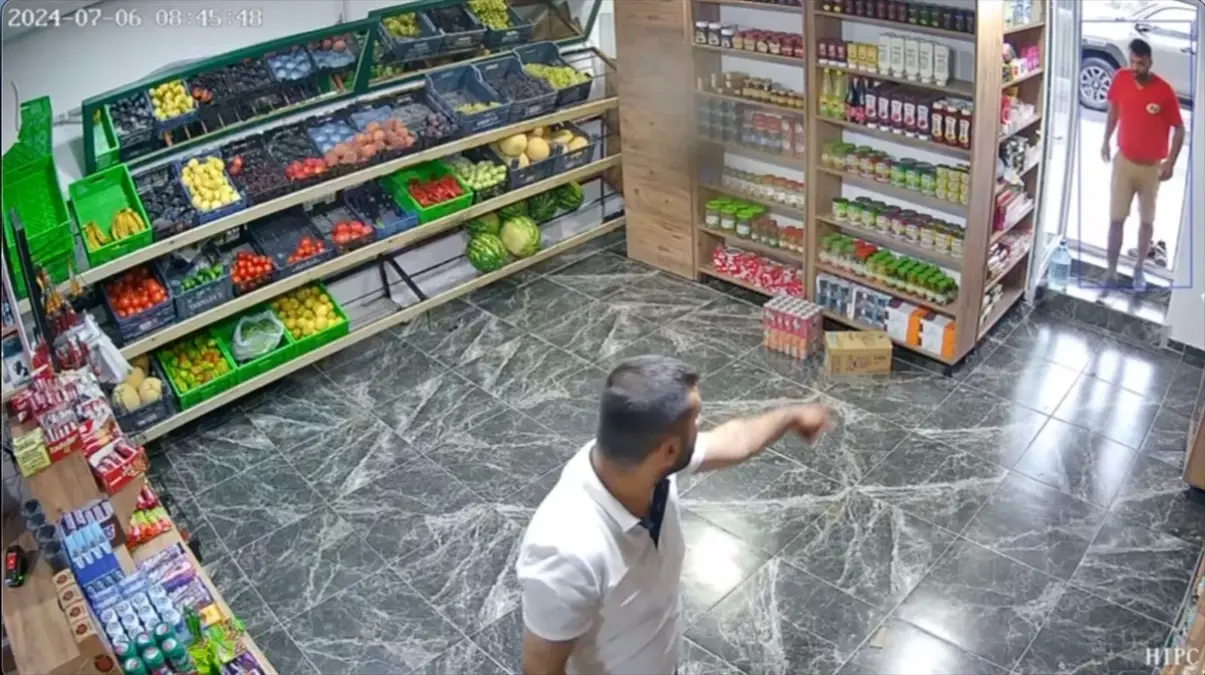 İşçi Markete Ayakkabısız Girdi