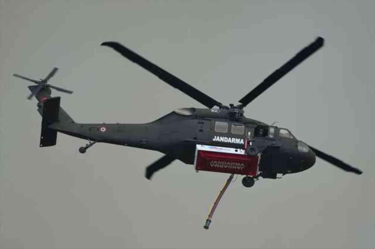 İzmir'de orman yangını! Alevler Adnan Menderes Havalimanı'na kadar yaklaştı, seferler iptal edildi İzmir'de orman yangını! Alevler Adnan Menderes Havalimanı'na kadar yaklaştı, seferler iptal edildi