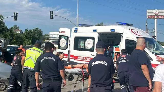 Kamyon ışıkta bekleyen otomobillerin arasına daldı: 2 kardeş öldü, anne ağır yaralı