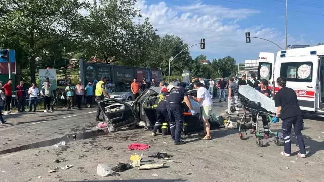 Kamyon ışıkta bekleyen otomobillerin arasına daldı: 2 kardeş öldü, anne ağır yaralı