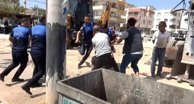 Street vendor and municipal police engage in a brawl! 15 people hospitalized