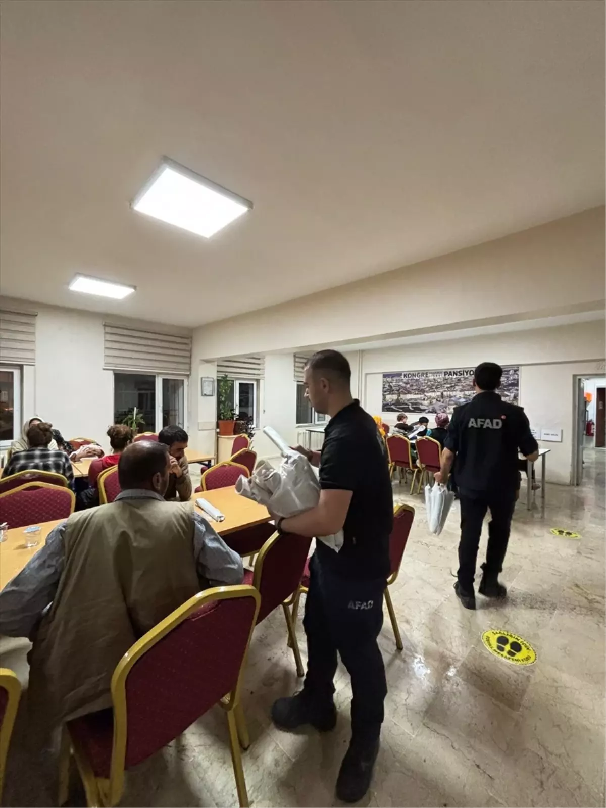 Sivas'ta sağanak nedeniyle çadırları su altında kalan mevsimlik işçiler kurtarıldı