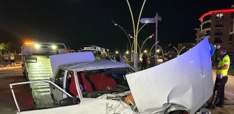 Uşak'ta Otomobil Çarpışması: 2'si Çocuk 6 Kişi Yaralandı