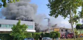 İnegöl'deki Sandalye Fabrikasında Yangın Kontrol Altına Alınmaya Çalışılıyor