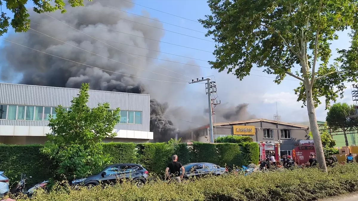 İnegöl'deki Sandalye Fabrikasında Yangın Kontrol Altına Alınmaya Çalışılıyor