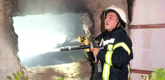 Karaman'da bir evin bodrumunda çıkan yangına itfaiye eri elektrik kaçağına rağmen müdahale etti