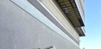 İzmir Optimum AVM'nin otoparkında tavan kalıbı düştü