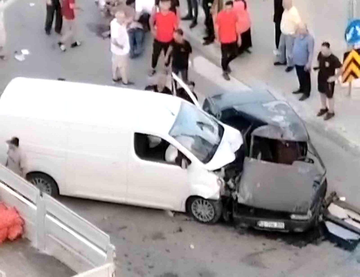 Samsun'da Otomobil ile Panelvan Aracın Çarpıştığı Kazada 2 Kişi Yaralandı