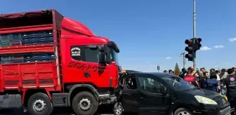 Bolvadin'de 5 aracın karıştığı zincirleme trafik kazasında 4 kişi yaralandı