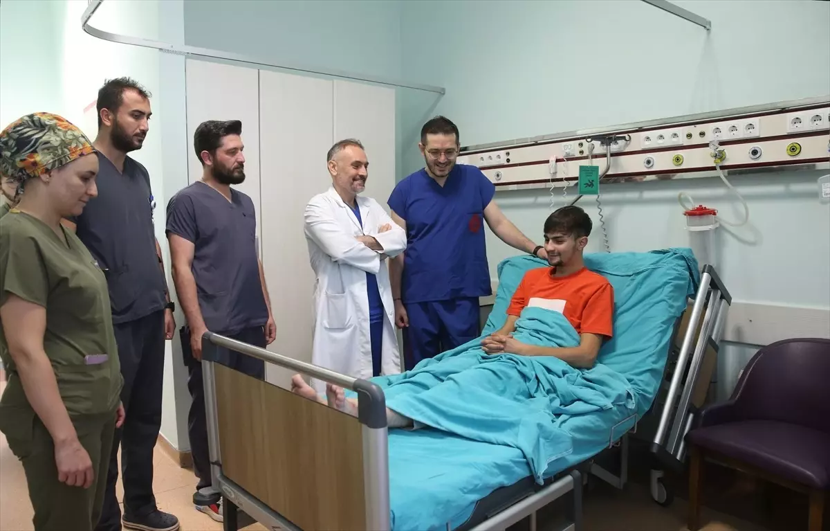 Tüfekle yaralanan genç, doku nakliyle yeniden yürüdü