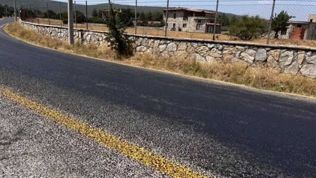 The thermometers in Bodrum showed 44 degrees, causing the asphalt to melt due to the heat.