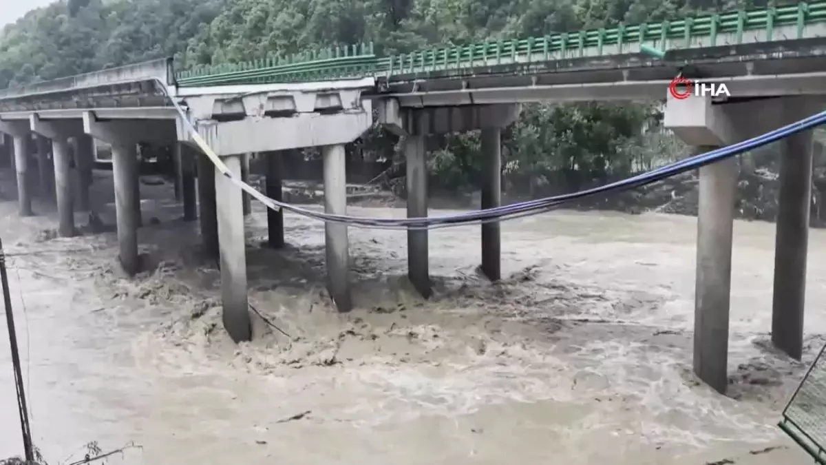 Çin'de köprü çöktü, araçlar suya düştü: 12 ölü, 31 kayıp