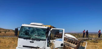 Diyarbakır'ın Çermik ilçesinde kamyon ile pikabın çarpışması sonucu 1 kişi öldü, 1 kişi yaralandı