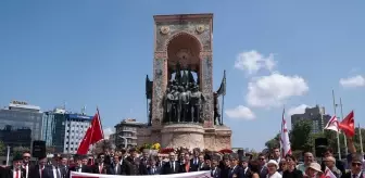 KKTC İstanbul Başkonsolosluğu, Kıbrıs Barış Harekatı'nın 50. yıl dönümünde Taksim Cumhuriyet Anıtı'na çelenk sundu