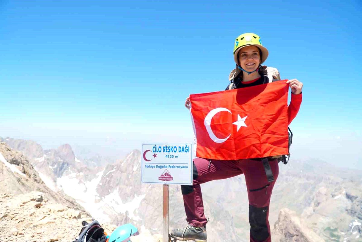 İzmirli Dağcılar Cilo Dağı'nın Reşko Zirvesine Ekipmansız Tırmandı