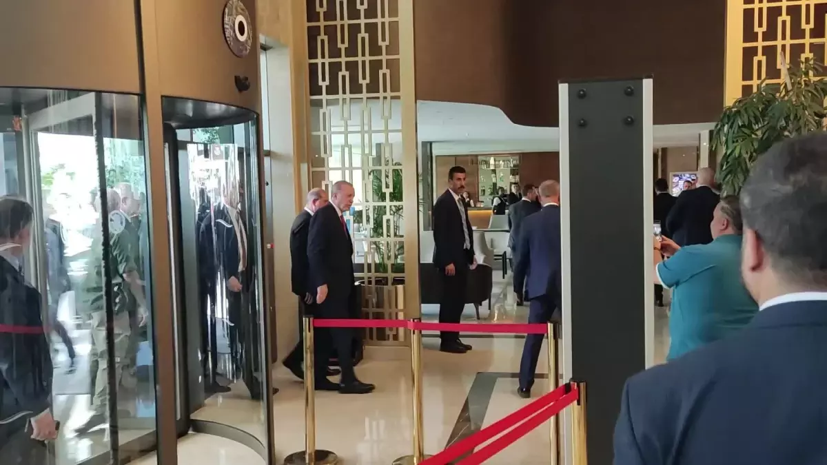 Erdoğan ve Özel, KKTC'deki Barış Harekatı törenlerinin ardından bir araya geldi