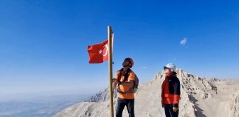 Kırşehirli Dağcılar Eznevit Zirvesine Türk Bayrağı Açtı