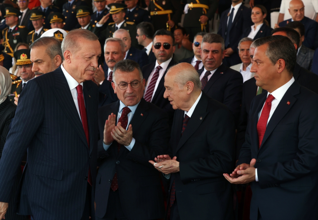 KKTC'deki törende dikkat çeken anlar! Erdoğan, Bahçeli ve Özel yan yana