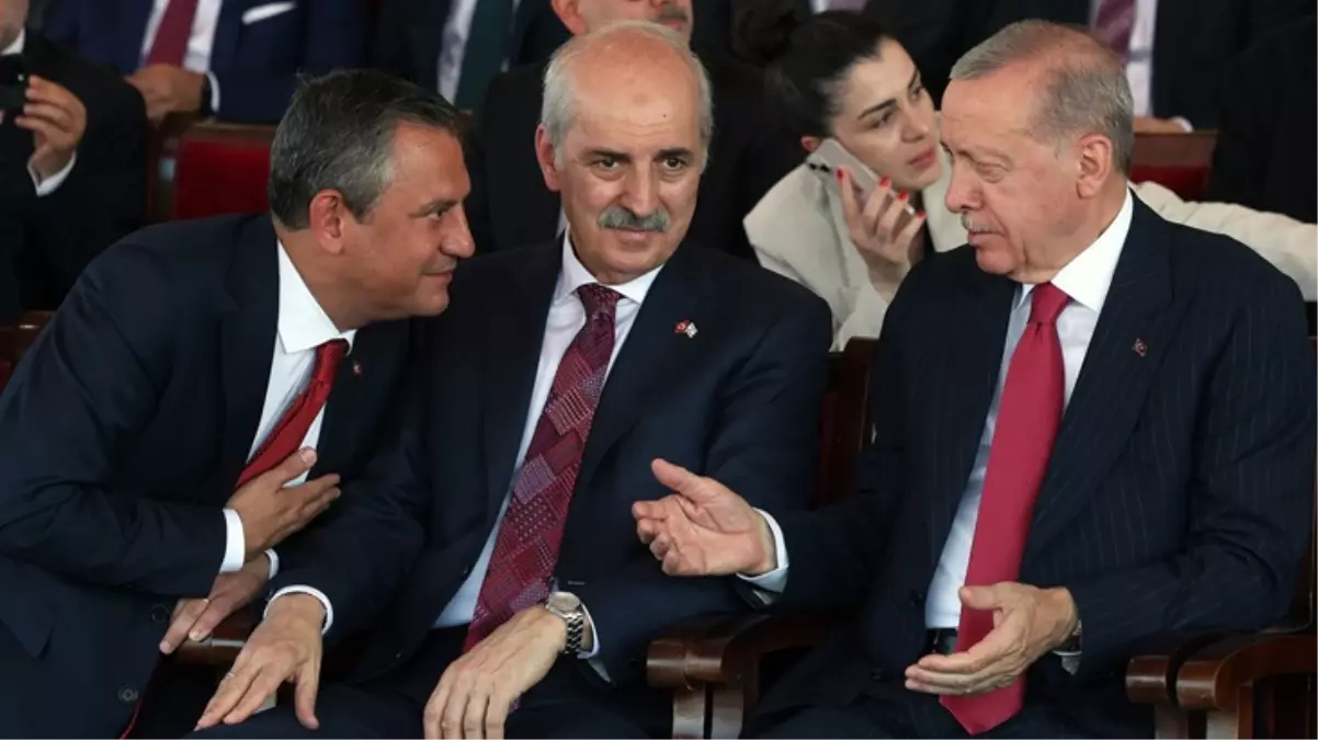 KKTC'deki törende dikkat çeken anlar! Erdoğan, Bahçeli ve Özel yan yana