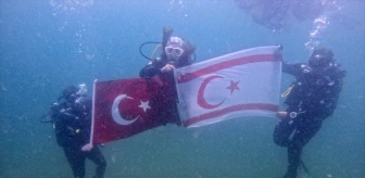 Bursa'da dalış eğitmenleri ve dalgıçlar Kıbrıs Barış Harekatı'nın 50. yıl dönümünü su altında kutladı