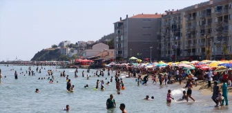 Tekirdağ'da Vatandaşlar Sıcak Havada Sahillerde Serinledi