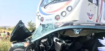 İzmir'de TCDD treni otomobile çarptı: 3 kişi hayatını kaybetti