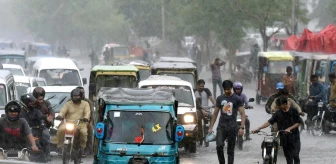 Karaçi'de Şiddetli Yağışlar Sonrası Sular Altında Kalan Caddeler
