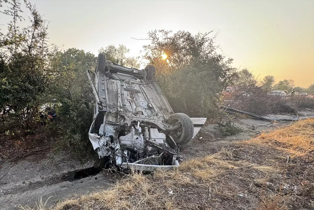 Anadolu Otoyolu'nda Hafif Ticari Araç Kaza Yaptı: 3 Yaralı