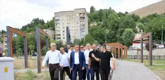 Bitlis Valisi Muharrem ayında çocuklara aşure dağıttı