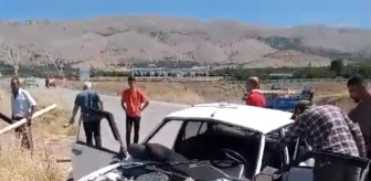 Elazığ'da kafa kafaya çarpışan otomobillerde 3 kişi yaralandı
