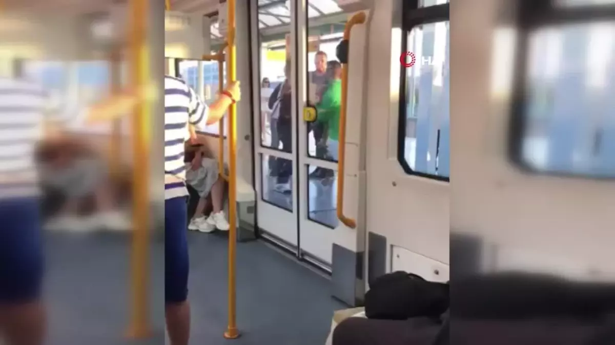 Metroda yer verme kavgası kamerada