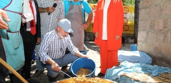 Kocasinan Belediye Başkanı Ahmet Çolakbayrakdar, Obruk Mahallesi'nde pilav şenliğinde vatandaşlarla buluştu