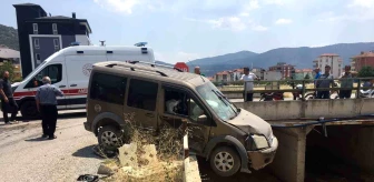Bucak'ta Kaza: Otomobil ile Hafif Ticari Araç Çarpıştı, 3 Yaralı Hastaneye Kaldırıldı