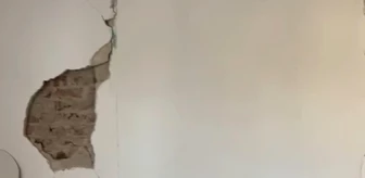 Ezine'de meydana gelen deprem sonucu bazı evlerde çatlaklar oluştu