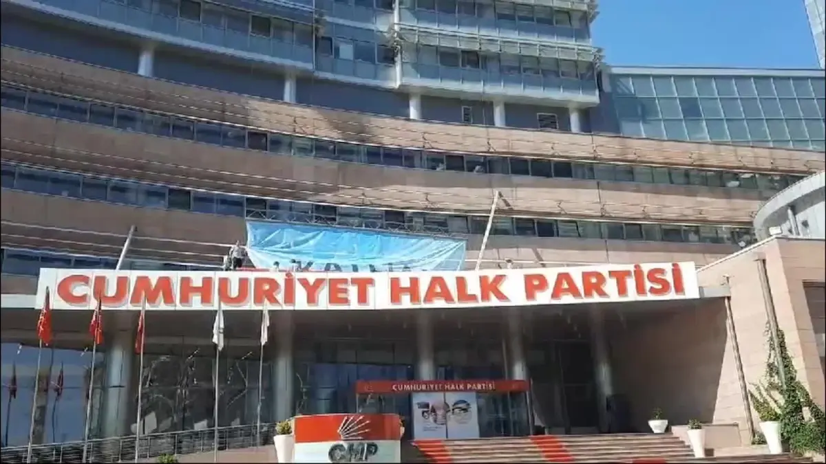 CHP Genel Merkezi'ne 'Katliam Yasasını Reddediyoruz' Pankartı Asıldı