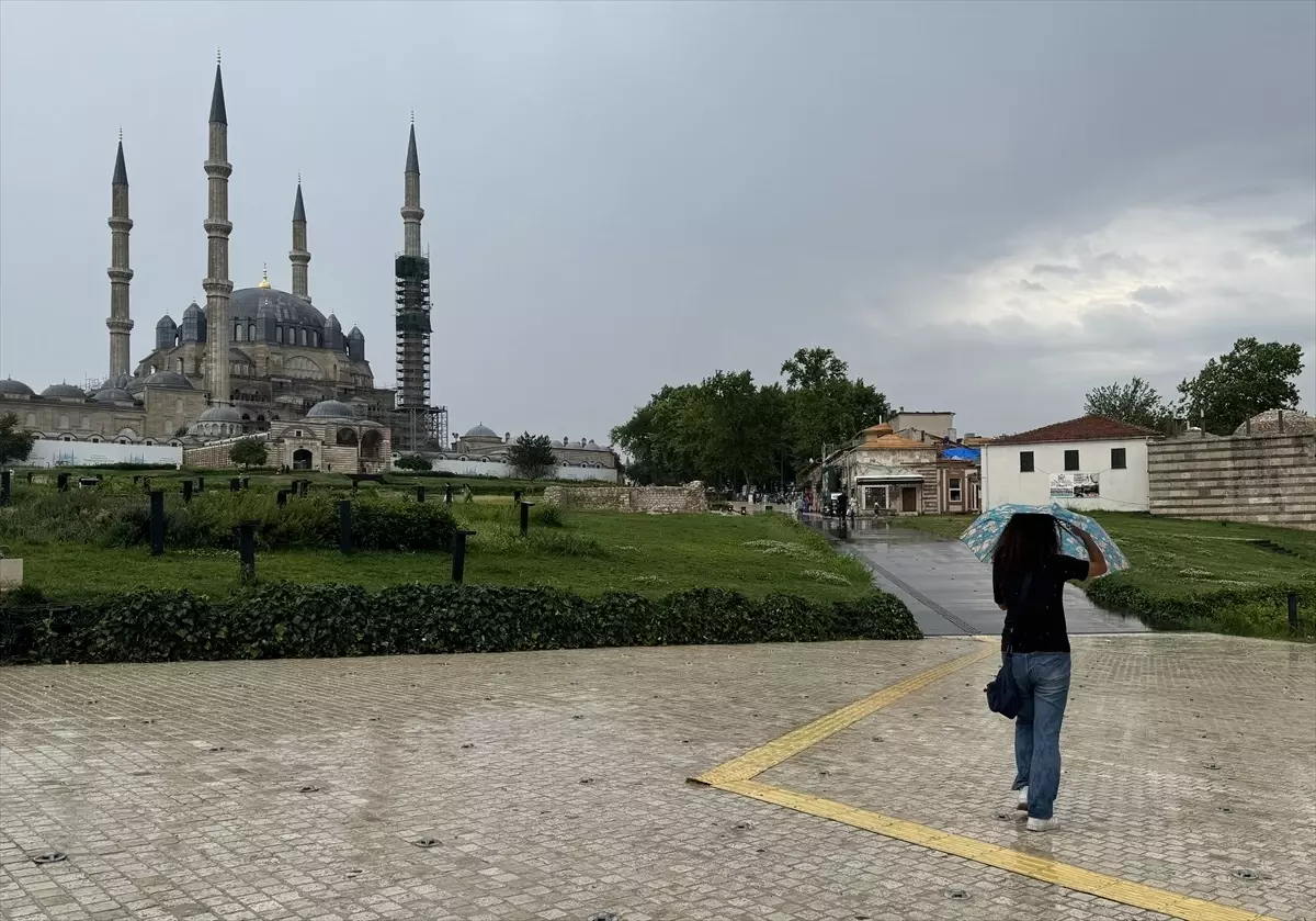 Edirne'de aniden başlayan sağanak yaşamı olumsuz etkiledi