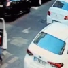 Страшные моменты в Стамбуле: женщина, выбросившись из автомобиля, была затянута на несколько метров.